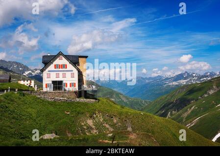 Chiuso mountain hotel si trova nei pressi del ghiacciaio del Rodano in Furka Pass, Svizzera Foto Stock