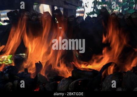 Lhokseumawe, Aceh, Indonesia. 5 maggio 2020. Burning lemang bambù durante Ramadan.Lemang è uno dei cibi popolari in Aceh, come un menu iftar nel mese santo di Ramadhan, dove i musulmani in tutto il mondo veloce dall'alba al tramonto per un mese intero. Credit: Maskur has/SOPA Images/ZUMA Wire/Alamy Live News Foto Stock