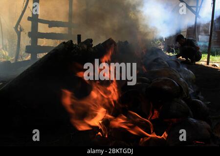 Lhokseumawe, Aceh, Indonesia. 5 maggio 2020. Burning lemang bambù durante Ramadan.Lemang è uno dei cibi popolari in Aceh, come un menu iftar nel mese santo di Ramadhan, dove i musulmani in tutto il mondo veloce dall'alba al tramonto per un mese intero. Credit: Maskur has/SOPA Images/ZUMA Wire/Alamy Live News Foto Stock