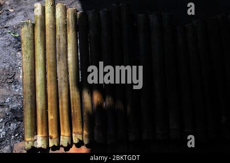 Lhokseumawe, Aceh, Indonesia. 5 maggio 2020. Burning lemang bambù durante Ramadan.Lemang è uno dei cibi popolari in Aceh, come un menu iftar nel mese santo di Ramadhan, dove i musulmani in tutto il mondo veloce dall'alba al tramonto per un mese intero. Credit: Maskur has/SOPA Images/ZUMA Wire/Alamy Live News Foto Stock