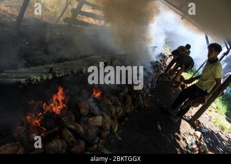 Lhokseumawe, Aceh, Indonesia. 5 maggio 2020. I lavoratori bruciano il bambù di lemang durante il Ramadan.Lemang è uno dei cibi popolari in Aceh, come un menu iftar nel mese santo del Ramadhan dove i musulmani intorno al mondo digiunano dall'alba al tramonto per un mese intero. Credit: Maskur has/SOPA Images/ZUMA Wire/Alamy Live News Foto Stock