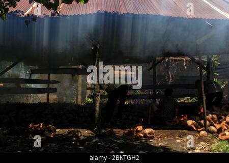 Lhokseumawe, Aceh, Indonesia. 5 maggio 2020. I lavoratori bruciano il bambù di lemang durante il Ramadan.Lemang è uno dei cibi popolari in Aceh, come un menu iftar nel mese santo del Ramadhan dove i musulmani intorno al mondo digiunano dall'alba al tramonto per un mese intero. Credit: Maskur has/SOPA Images/ZUMA Wire/Alamy Live News Foto Stock