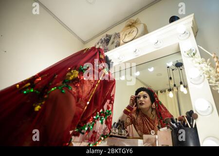 Kathmandu, Nepal. 05 maggio 2020. Soni Shrestha in foto come si prepara per il suo matrimonio, il quarantatreesimo giorno del blocco imposto dal governo tra le preoccupazioni circa la diffusione della malattia di coronavirus (COVID-19) a Kathmandu, Nepal 05 maggio 2020. (Foto di Prabin Ranabhat/Pacific Press/Sipa USA) Credit: Sipa USA/Alamy Live News Foto Stock