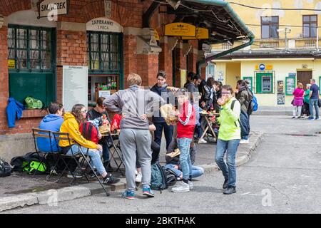 Plac Nowy con ristoranti e visitatori nel quartiere ebraico di Cracovia Foto Stock