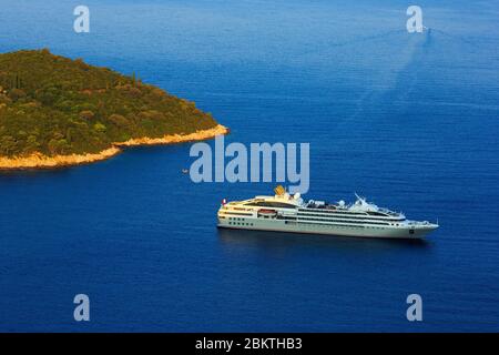 Il 1° settembre 2019, tra l'isola di Lokrum e la città di Dubrovnik, in Croazia, è situata una nave da crociera. Foto Stock