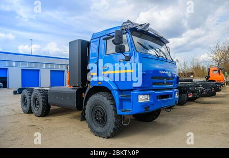 KAMAZ. Segno di un camion KAMAZ. Cab KAMAZ - costruttore russo di autocarri e motori. RUSSIA.Tatarstan. Naberezhnye Chelny - 27 aprile 2020. Foto Stock
