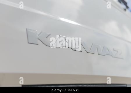 KAMAZ. Segno di un camion KAMAZ. Cab KAMAZ - costruttore russo di autocarri e motori. RUSSIA.Tatarstan. Naberezhnye Chelny - 27 aprile 2020. Foto Stock