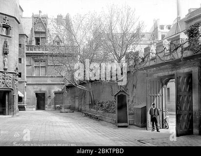 Hôtel de Cluny (ancien) et Palais des Thermes - Cour d'entrée Aile droite - Paris 05 - Médiathèque de l'architecture et du patrimoine - Foto Stock