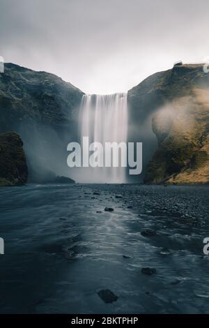 Una foto a lunga esposizione della cascata islandese chiamata Skogafoss durante l'epidemia di COVID senza persone Foto Stock