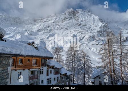 Località sciistica Village sullo sfondo delle Alpi Italiane, Breuil-Cervinia, Valle d'Aosta, Italia Foto Stock