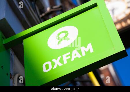Oxfam segno sopra un negozio di beneficenza, Beckenham, Londra, Regno Unito Foto Stock