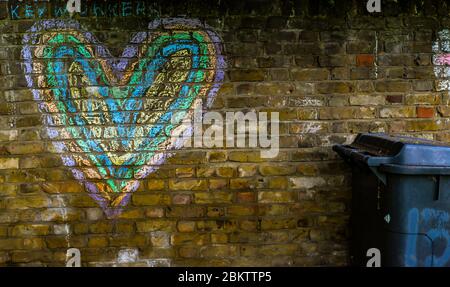 Londra/UK - 29/4/20 - un cuore dipinto su un muro durante la crisi del Covid-19 Foto Stock