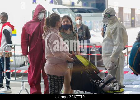 Napoli, Italia. 04 maggio 2020. Napoli, Italia - 4 maggio 2020 - napoletani il primo giorno della seconda fase dopo la chiusura di tutti gli esercizi di utilità non pubblica rilasciati dal governo centrale per combattere la pandemia del virus Covid-19. (Foto di Fabio Sasso/Pacific Press/Sipa USA) Credit: Sipa USA/Alamy Live News Foto Stock