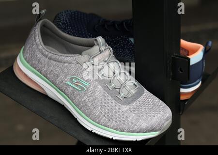 Scarpe sportive da running Skechers in negozio a Praga in ceco