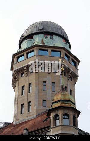 Vecchia architettura della città vecchia nel centro di Zürich, Svizzera, marzo 2020. Splendidi edifici antichi con molti dettagli architettonici e cielo. Foto Stock