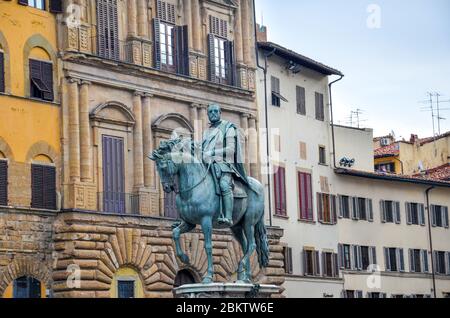 Firenze, Toscana, Italia - 1 aprile 2018: Statua equestre in bronzo di Cosimo i in Piazza della Signoria. Edifici storici sullo sfondo. Foto orizzontale. Foto Stock