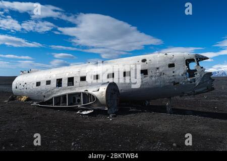 Un relitto americano molto famoso aereo in Islanda situato sulla spiaggia di sabbia nera vicino alla città di Vik Foto Stock