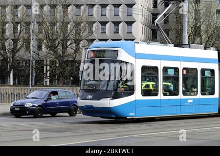 Tram bianco e blu in movimento nel centro di Zürich, Svizzera, marzo 2020. I tram sono una forma di trasporto pubblico in molte grandi città della Svizzera. Foto Stock