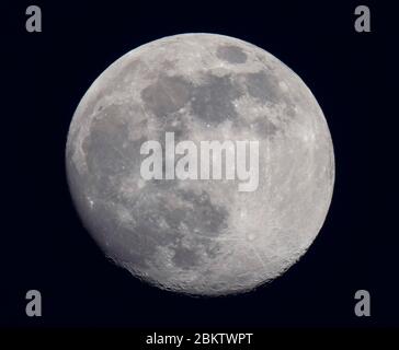 Londra, Regno Unito. 5 maggio 2020. Waxing gibbous Moon fase contro il cielo sera scuro due giorni prima dell'ultima Supermoon del 2020. Credit: Malcolm Park/Alamy Live News. Foto Stock