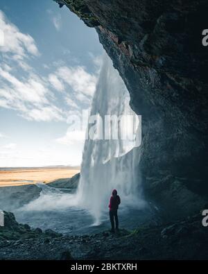 Una delle cascate più famose in Islanda chiamata Seljalandsfoss si trova nel cerchio d'Oro ed è facilmente accessibile dalla circonvallazione Foto Stock