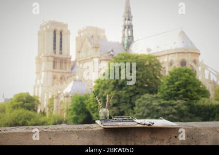 Un pittore Strumenti, lungo la Senna con vista su Notre Dame. Parigi. Foto Stock