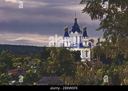 Cattedrale di San Giorgio al tramonto a Kamianets-Podilskyi, Ucraina. Sera Foto Stock