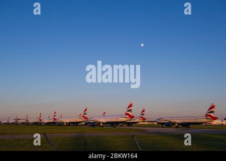 Glasgow, Regno Unito. 5 maggio 2020. Nella foto: Una collezione di aerei British Airways collegati a terra, con supporto per aerei A319/A320/A321, vuoti e senza vita, e l'aeroporto internazionale di Glasgow a causa della massiccia recessione globale nel settore dell'aviazione. British Airway8s ha assalito circa 12,000 dipendenti per stare a galla. Oggi Virgin Atlantic ha annunciato di aver asseinato oltre 3,000 dipendenti e di aver chiuso le operazioni presso la loro base di Londra Gatwick. Il settore è in crisi. Credit: Colin Fisher/Alamy Live News Foto Stock