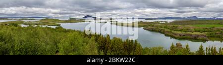 Splendida vista panoramica sul lago di Höfði, Mývatn, Islanda. Foto Stock
