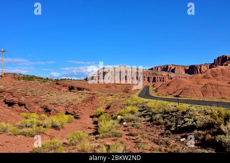 Strada curva che attraversa le rocce rosse del Capitol Reef National Park, Utah. Foto Stock