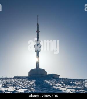 Torre di comunicazione sulla collina Praded in inverno montagne Jeseniky nella repubblica Ceca Foto Stock