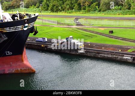 Nave che attraversa le chiuse di Gatun sul canale di Panama, Panama. Foto Stock