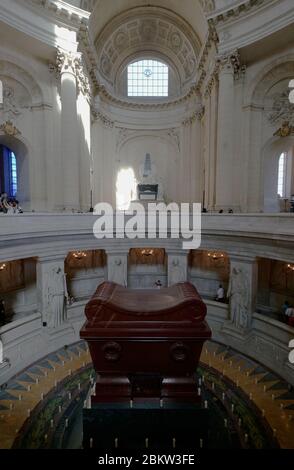La tomba di Napoleone all'interno della chiesa del Duomo degli Invalides nell'Hotel National des Invalides.Paris.France Foto Stock