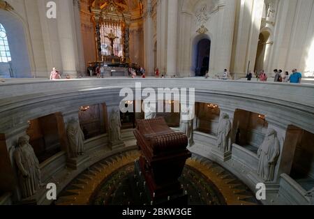 La tomba di Napoleone all'interno della chiesa del Duomo degli Invalides nell'Hotel National des Invalides.Paris.France Foto Stock