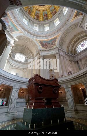 La tomba di Napoleone all'interno della chiesa del Duomo degli Invalides nell'Hotel National des Invalides.Paris.France Foto Stock