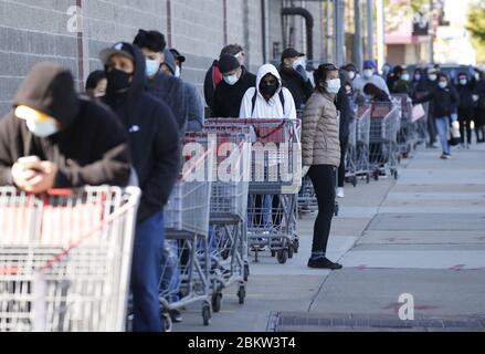 Brooklyn, Stati Uniti. 05 maggio 2020. Gli acquirenti attendono di entrare in un negozio Costco Wholesale su una linea che si estende per tre lunghi isolati a New York City martedì 5 maggio 2020. La pandemia del coronavirus COVID-19 colpisce 212 paesi in tutto il mondo, che rappresentano oltre 250,000 decessi. Foto di John Angelillo/UPI Credit: UPI/Alamy Live News Foto Stock