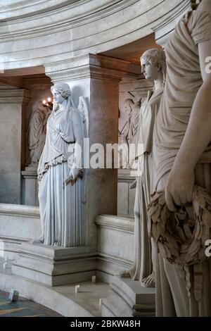 Statue di angeli della Vittoria di marmo nella cripta della tomba di Napoleone all'interno della chiesa del Duomo degli Invalides nell'Hotel National des Invalides.Paris.France Foto Stock