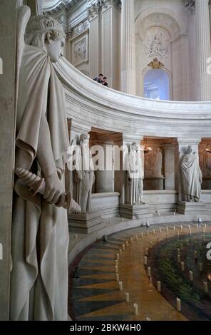 Statue di angeli della Vittoria di marmo nella cripta della tomba di Napoleone all'interno della chiesa del Duomo degli Invalides nell'Hotel National des Invalides.Paris.France Foto Stock