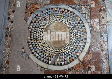 Mosaici colorati sul pavimento nella Chiesa di San Nicola il lavoratore delle meraviglie. Antica chiesa bizantina greca di San Nicola situata nella moderna t Foto Stock