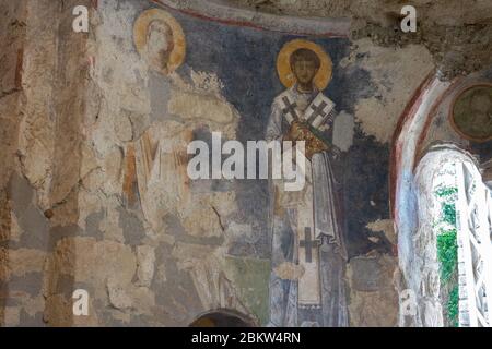 Affreschi colorati nella chiesa di San Nicola il lavoratore delle meraviglie. Antica chiesa bizantina greca di San Nicola situata nella città moderna di Demre Foto Stock