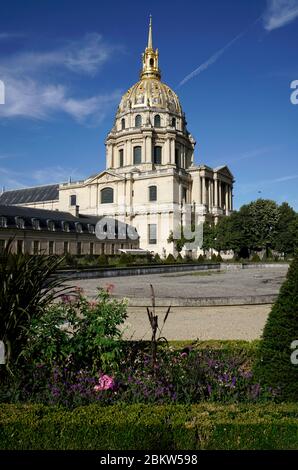 La cupola dorata della chiesa di Dôme des Invalides e la tomba di Napoleone Bonaparte dell'Hotel National des Invalides con giardino in primo piano..Paris.France Foto Stock