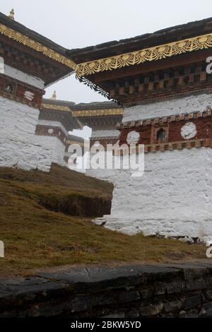 Bhutan, Passo Dochula, Druk Wangyal Khang Zhang Chortens. 108 orchesi a bande rosse, detti changzang, costruiti come memoriale ai soldati bhutanesi. Foto Stock