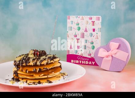 Frittelle di compleanno con buono di compleanno e regalo Foto Stock