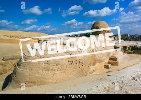 Concetto città benvenuto dopo quarantena, COVID-19. Vista posteriore di Sphinx contro un cielo molto bello. Primo piano della Sfinge egiziana in Egitto, Giza, Egitto Foto Stock