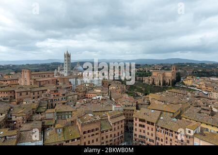 SIENA, ITALIA - 13, MARZO, 2018: Veduta da Torre del Mangia che mostra il centro storico di Siena Foto Stock