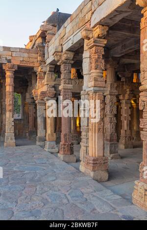 Moschea Qubat ul-Islam, 1190s, Qutb Minar Complex, Delhi, India Foto Stock