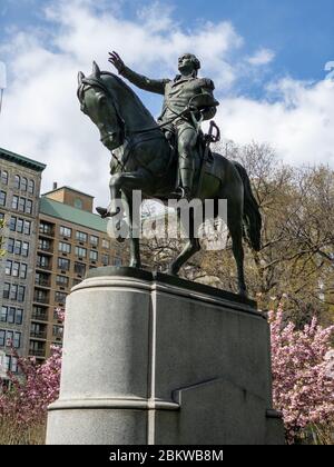 Statua equestre del generale George Washington lungo il lato sud di Union Square a New York City. Foto Stock