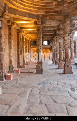 Moschea Qubat ul-Islam, 1190s, Qutb Minar Complex, Delhi, India Foto Stock