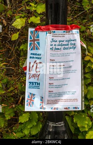 VE Day, 75° anniversario, Street Party Poster su Lamp Post Foto Stock
