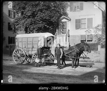 Iceman e soccorritore con la Giamaica Pond Ice Co. carro, Boston, Massachusetts Foto Stock