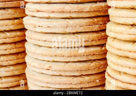 Pile di biscotti tipici allo sciroppo olandese (stroopkoeken) una variante del famoso waffle allo sciroppo di Gouda (stroopwafels). Profondità di campo bassa. Foto Stock